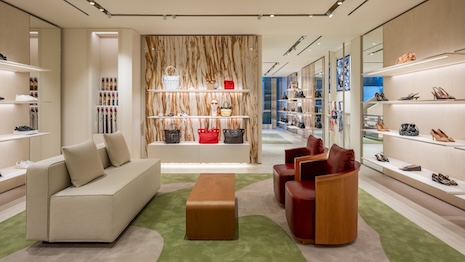 Boiseries et touches en stuc et calacatta dans l’intérieur de la boutique