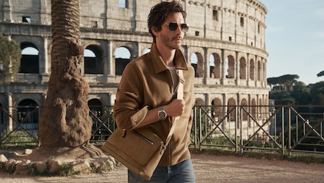 Les acteurs sont vus dans et autour de divers sites emblématiques romains, notamment la Piazza Navona, les marches espagnoles et la Fontaine d'Acqua Paola.