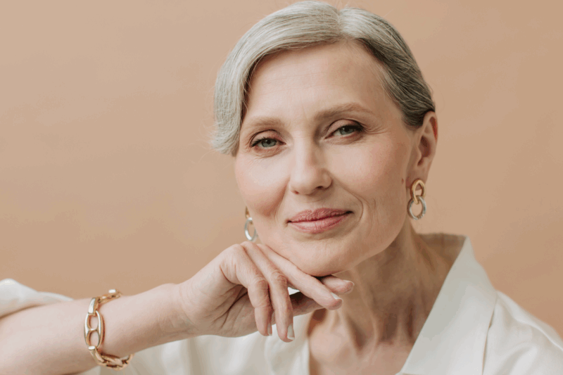 Les femmes qui vieillissent avec style et grâce évitent souvent ces 8 erreurs vestimentaires