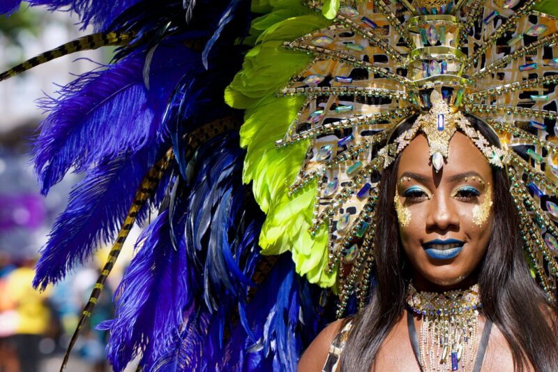 Comment s&rsquo;habiller pour le carnaval de Notting Hill : votre guide pour célébrer avec style