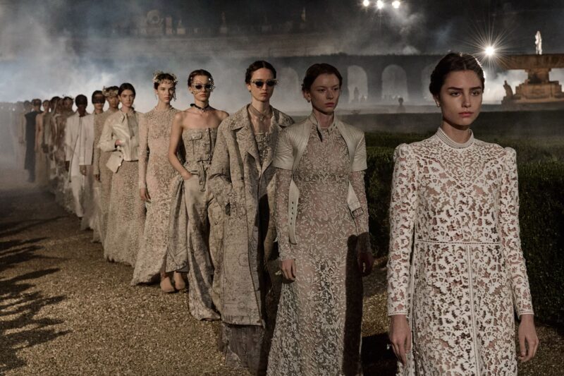 Porte tournante : Guide complet des mouvements des directeurs artistiques de la mode en 2025