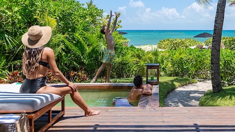 Des majordomes britanniques assurent le service à bord de tous les vols Aero, réalisés avec des jets Embraer ERJ 135 et Legacy 600.